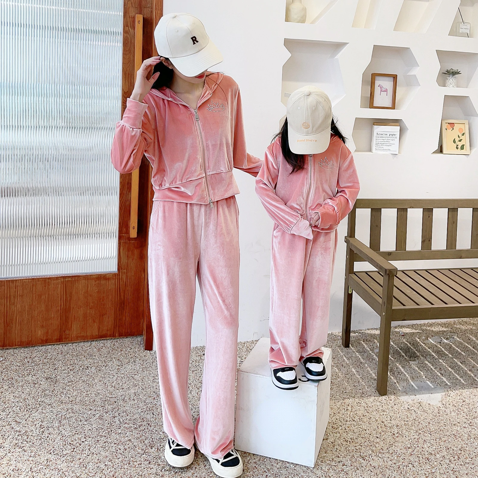 

Mother And Daughter Winter Clothes Set Mom Baby Equal Sportswear Girls Velour Tracksuit Women Sports Suit Children Velvet Outfit
