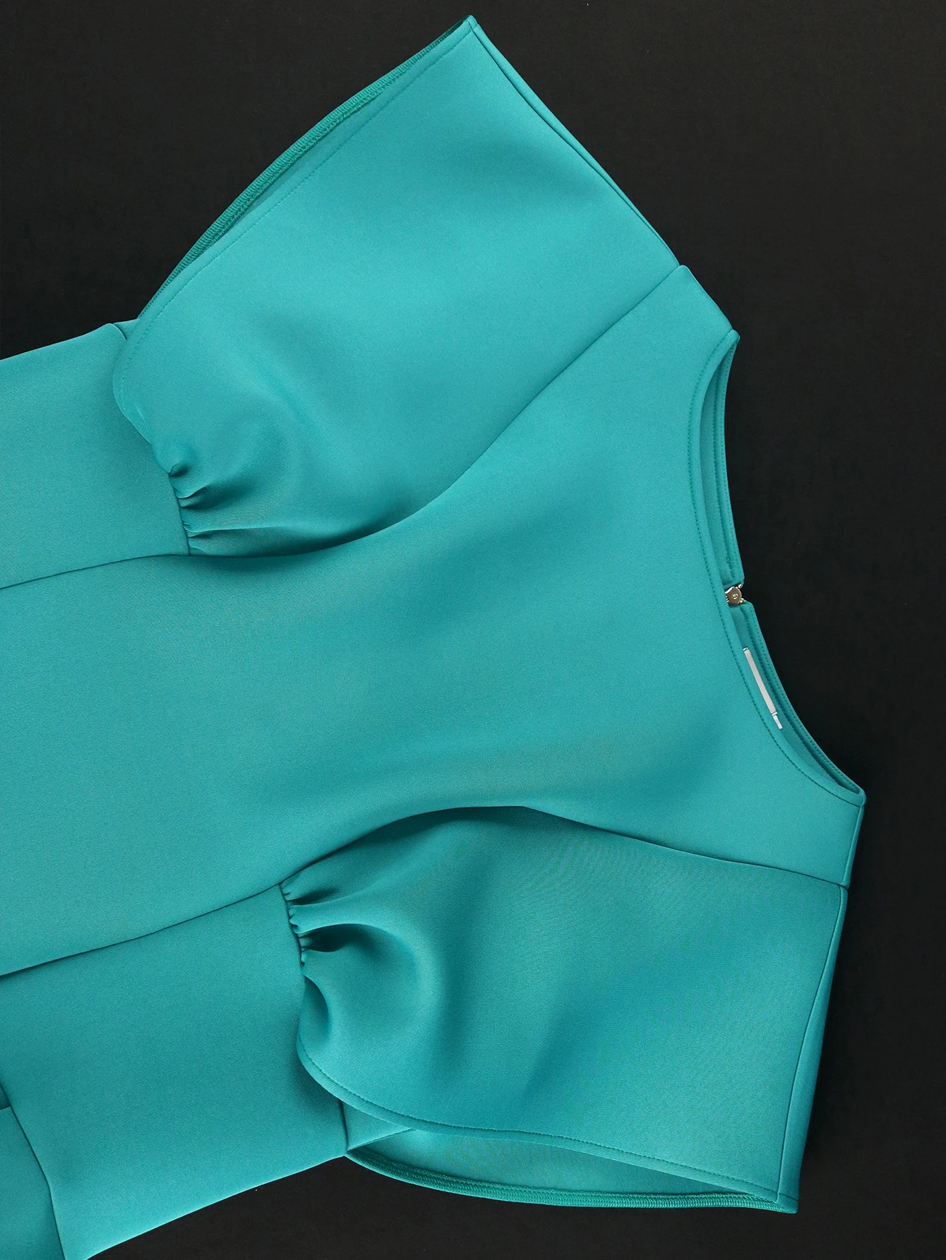 Зеленое облегающее платье-футляр с круглым вырезом коротким летающим рукавом и