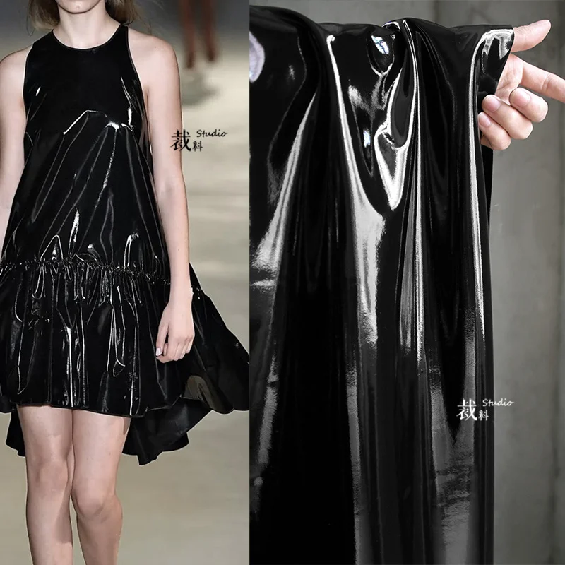 

140*50 см Черная лакированная кожа яркая вспышка мягкая эластичная кожа краска отделка жирная ТПУ Водонепроницаемая дизайнерская ткань одежд...