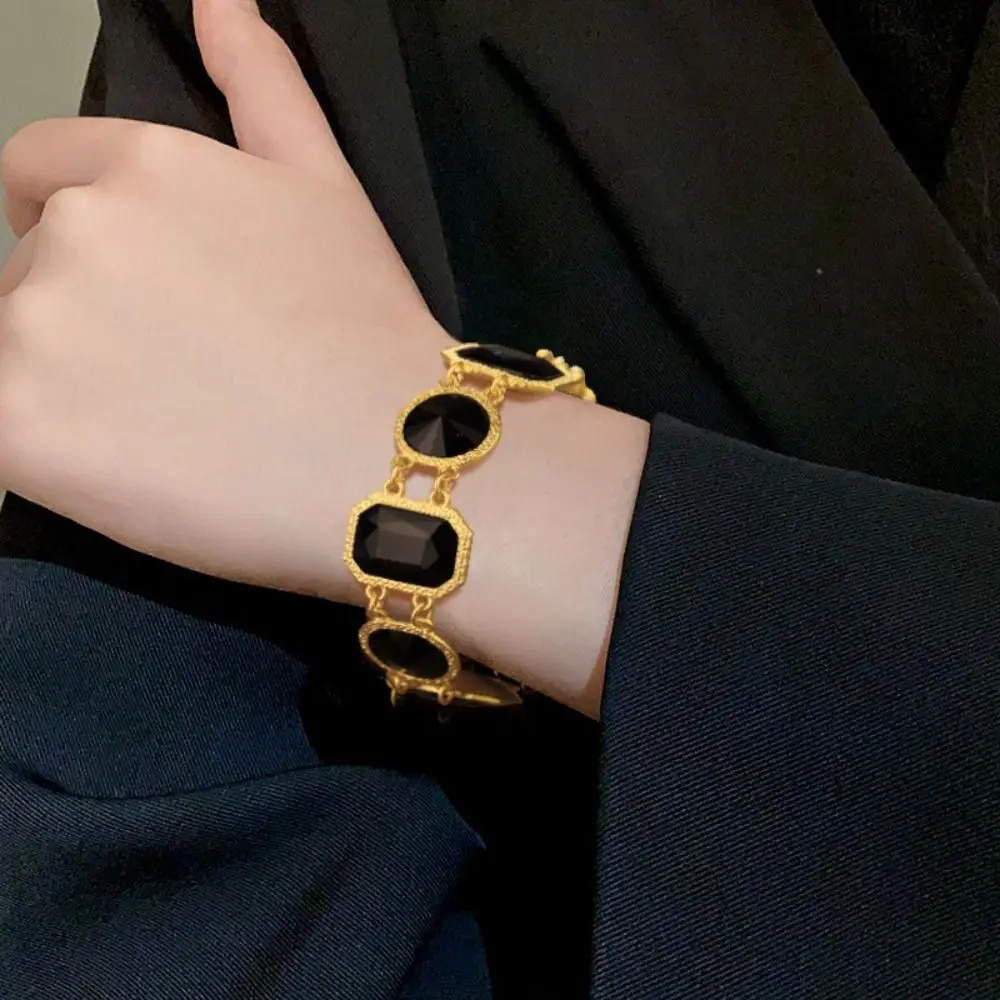 Комплект из колье и серёжек в винтажном стиле