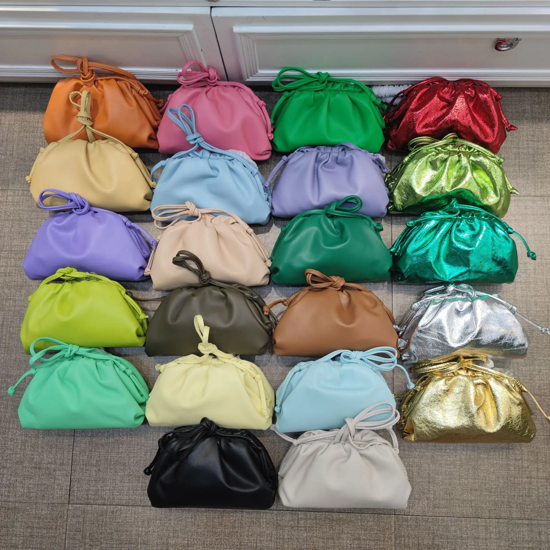 Дизайнерская женская сумка вместительная большая подушка с рюшами сумочка для