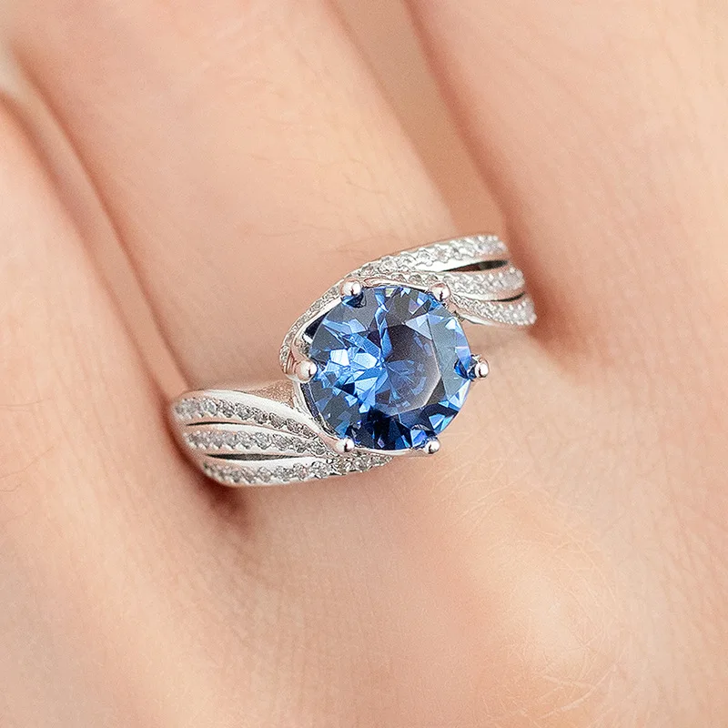 Обручальные кольца с фиолетовым и белым цирконом серебристого цвета