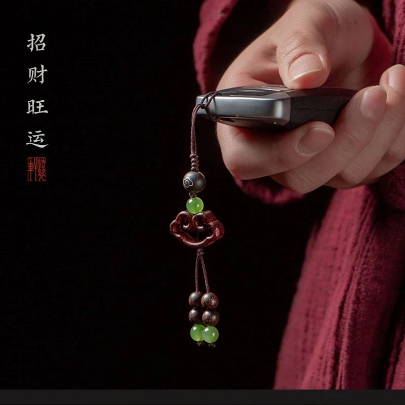 Маленькая подвеска из красного сандалового дерева в виде листа безопасный