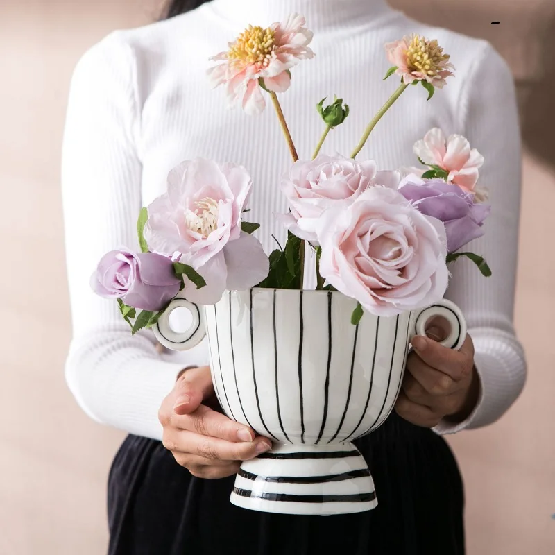 

Керамическая ваза в скандинавском стиле, оригинальная искусственная Роскошная ваза ручной работы для гостиной, Цветочная композиция для дома