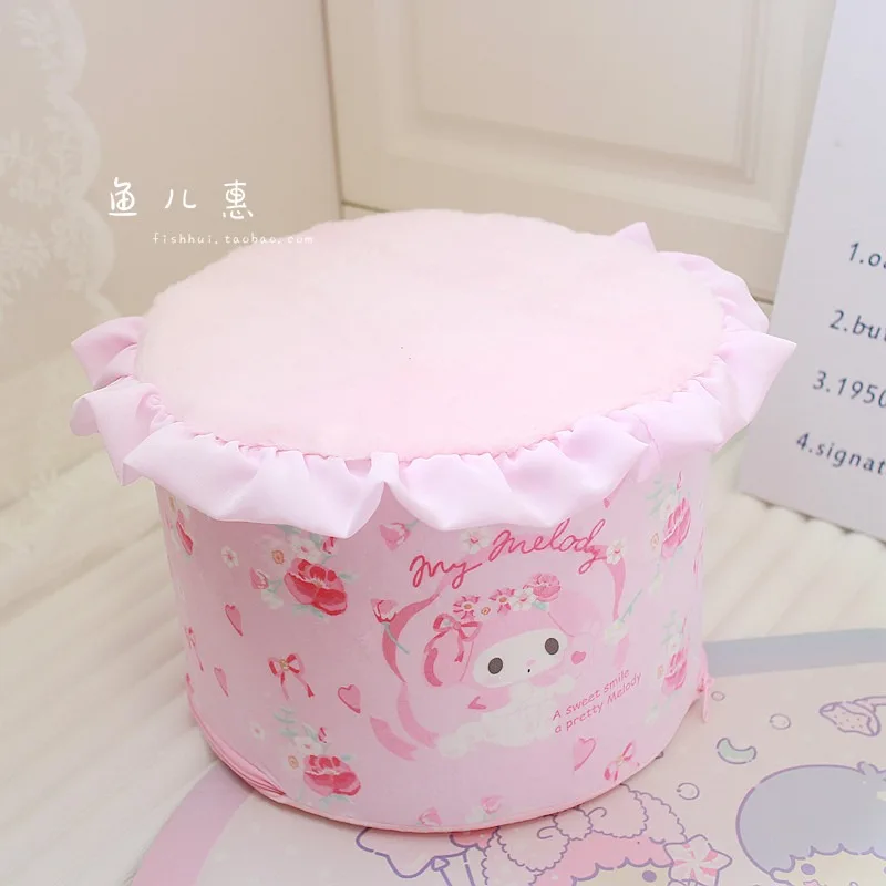 Фото Новый круглый пуфик-татами Kuromi Cinnamoroll My Melody для переобувания, плюшевый, модный, с ощущением роскоши, в девичьем стиле, милый и нежный. №4