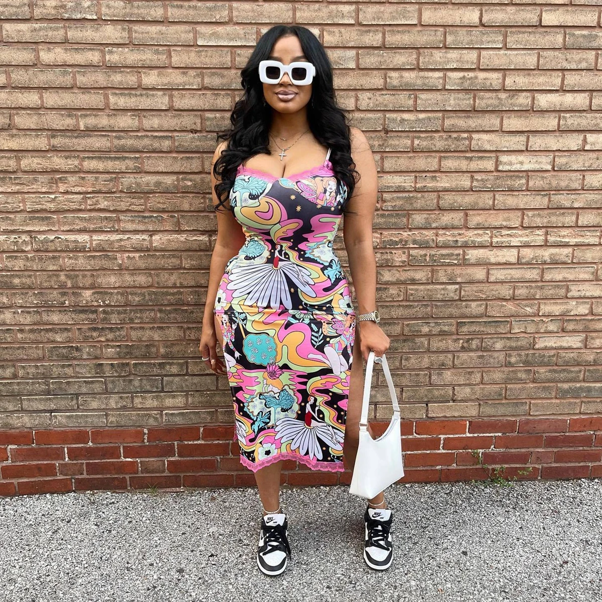 

Женское облегающее платье-футляр с V-образным вырезом и принтом