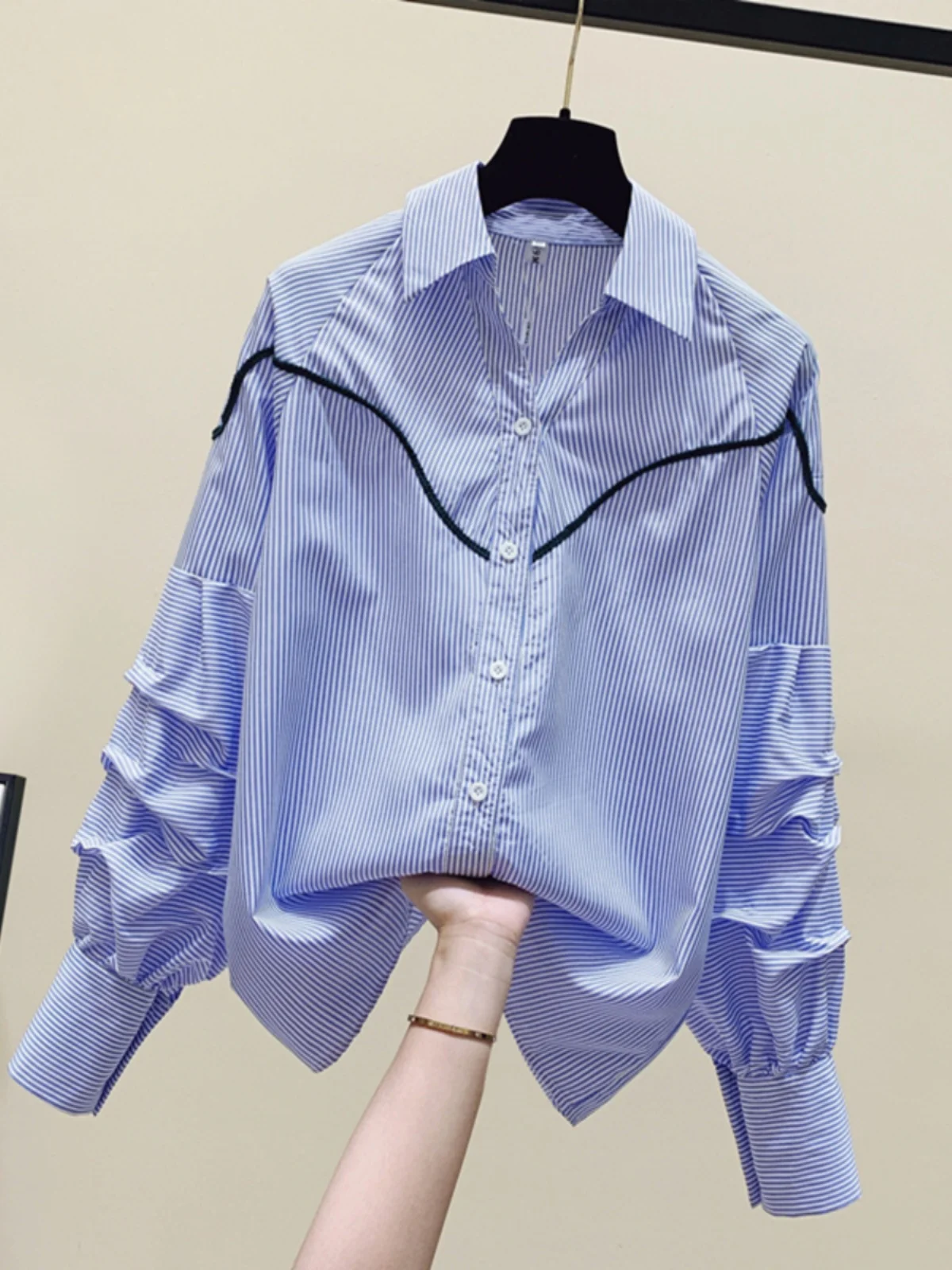 

Мужская и женская рубашка в полоску с длинным рукавом-фонариком