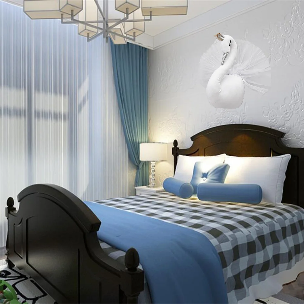 Плюшевые игрушки украшают золотые декоративные настенные крючки с головами