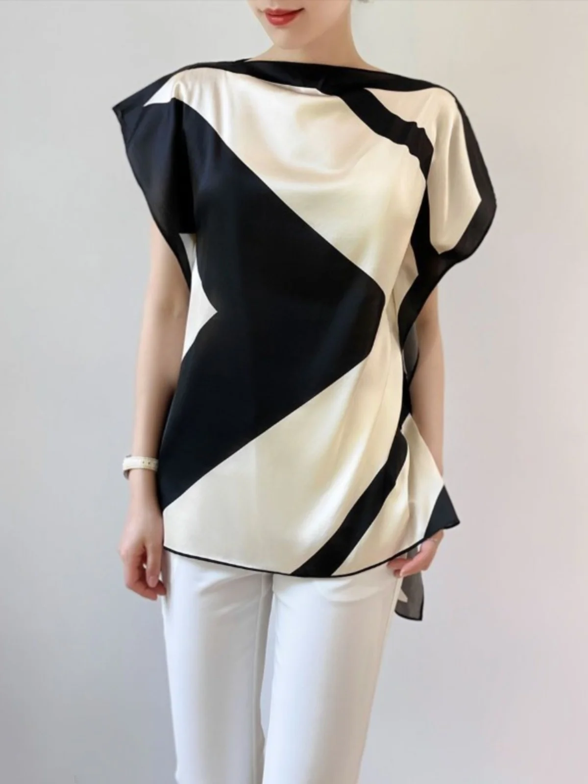 Женская рубашка с открытыми плечами черно-белая элегантная контрастных цветов