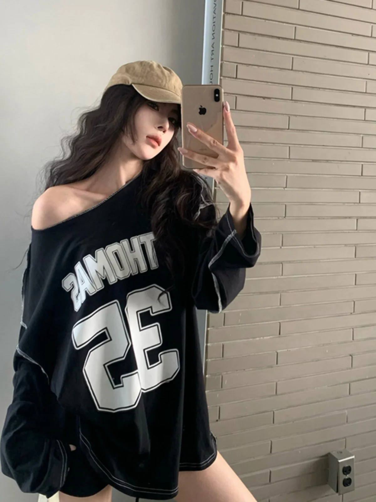 Черная футболка средней длины с открытыми плечами и длинными рукавами в