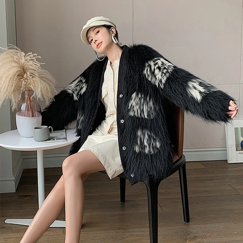Зимние женские куртки с мехом енота повседневные однобортные черно-белые