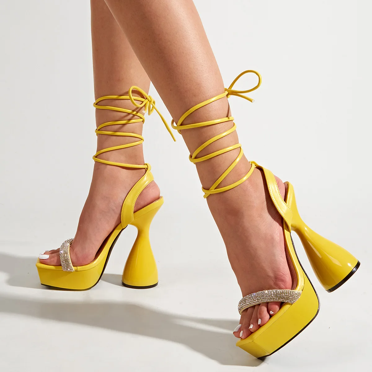 

Босоножки на шнуровке с квадратным носком; Обувь на платформе; Летние женские босоножки; Стразы на шпильке 14 см; Женские босоножки на высоко...