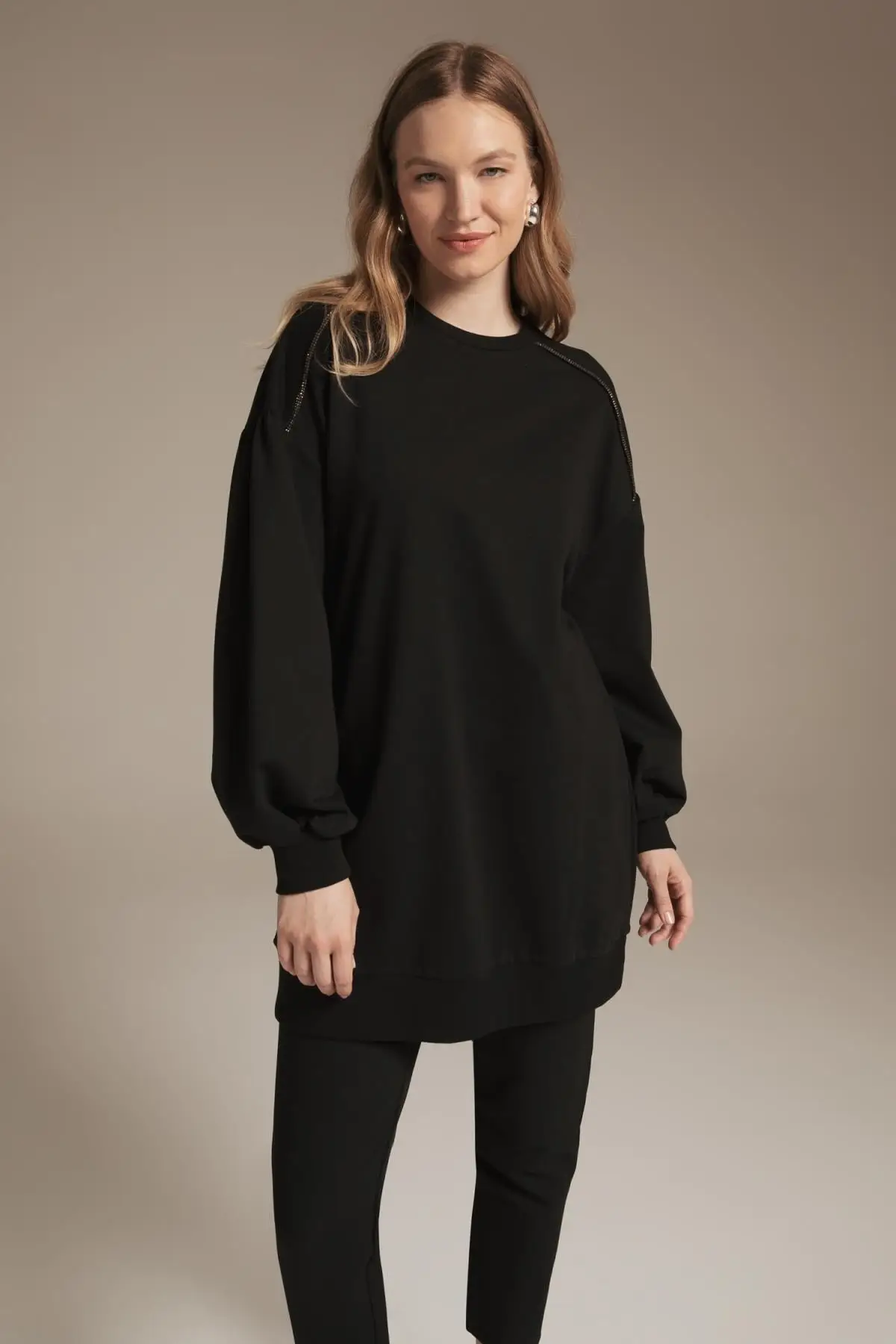 

Свитшот оверсайз с круглым вырезом и принтом