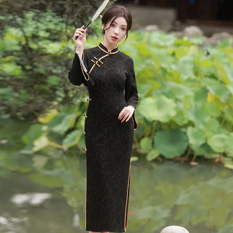 Черное китайское женское платье-Ципао с воротником-стойкой и расклешенными