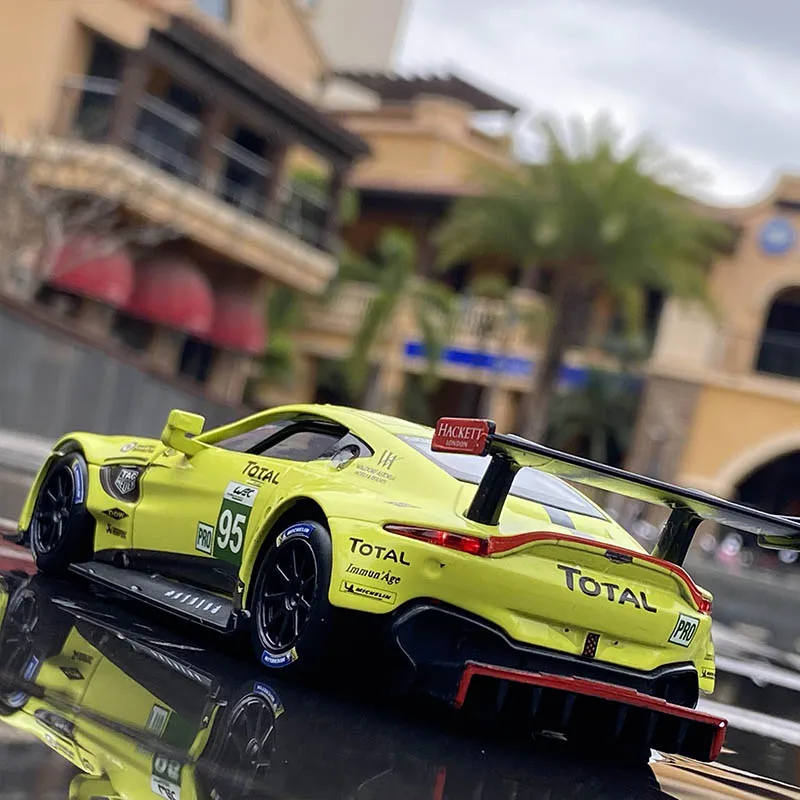 Коллекция 1/32 года Модель гоночного автомобиля Aston Martin в винтажном стиле GTE Le Mans