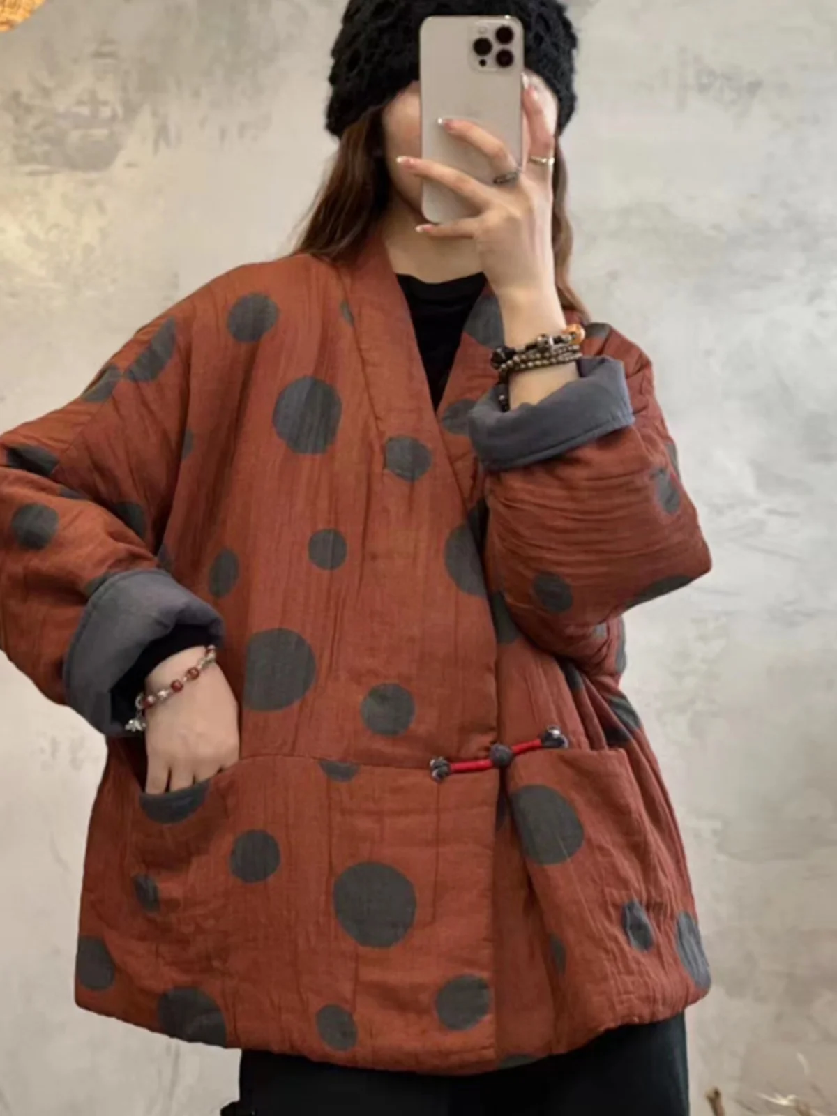 Стеганое пальто с V-образным вырезом и хлопковой подкладкой