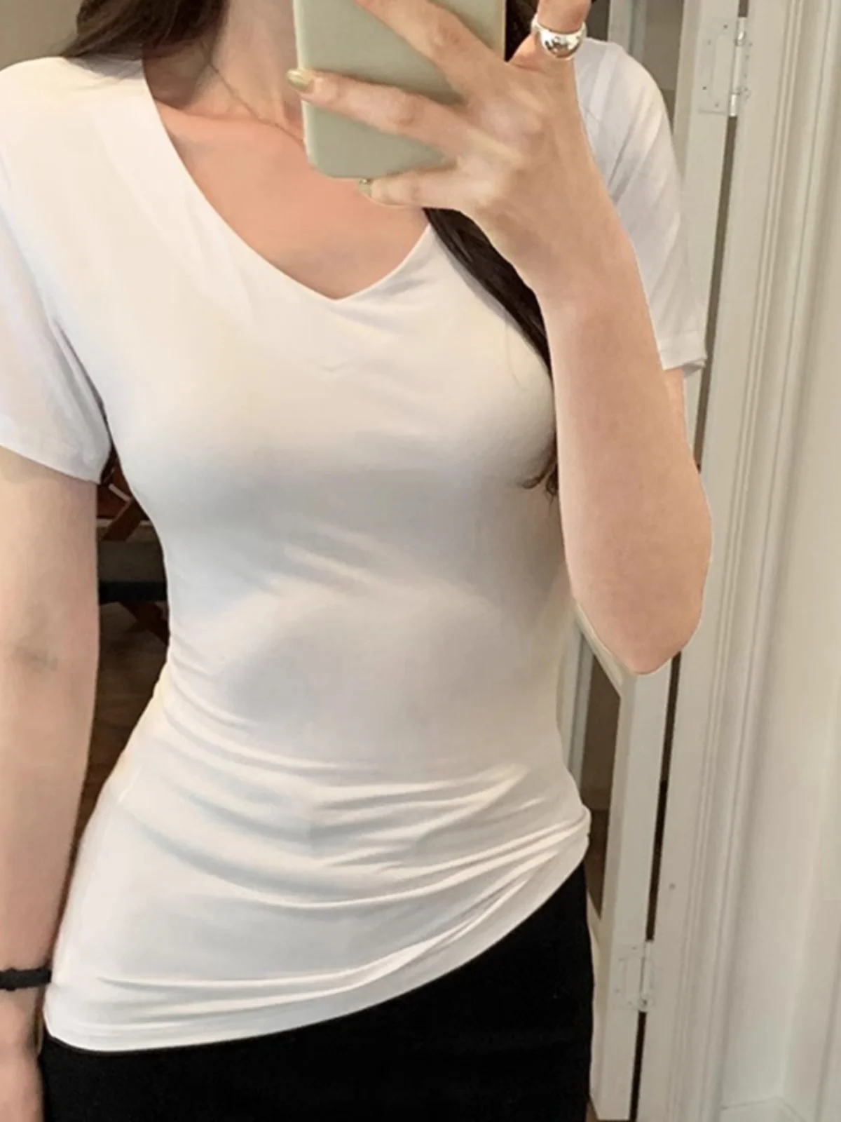 Белая облегающая простая футболка с v-образным вырезом и коротким рукавом