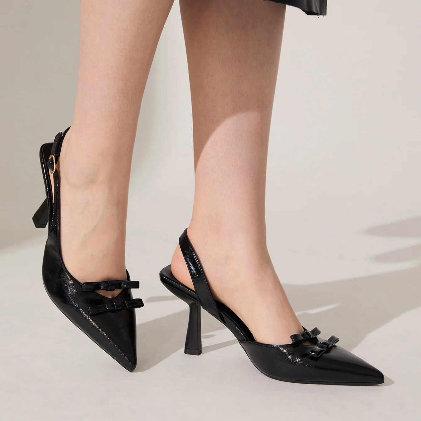 Летние женские модные босоножки на высоком каблуке с острым носком и пряжкой