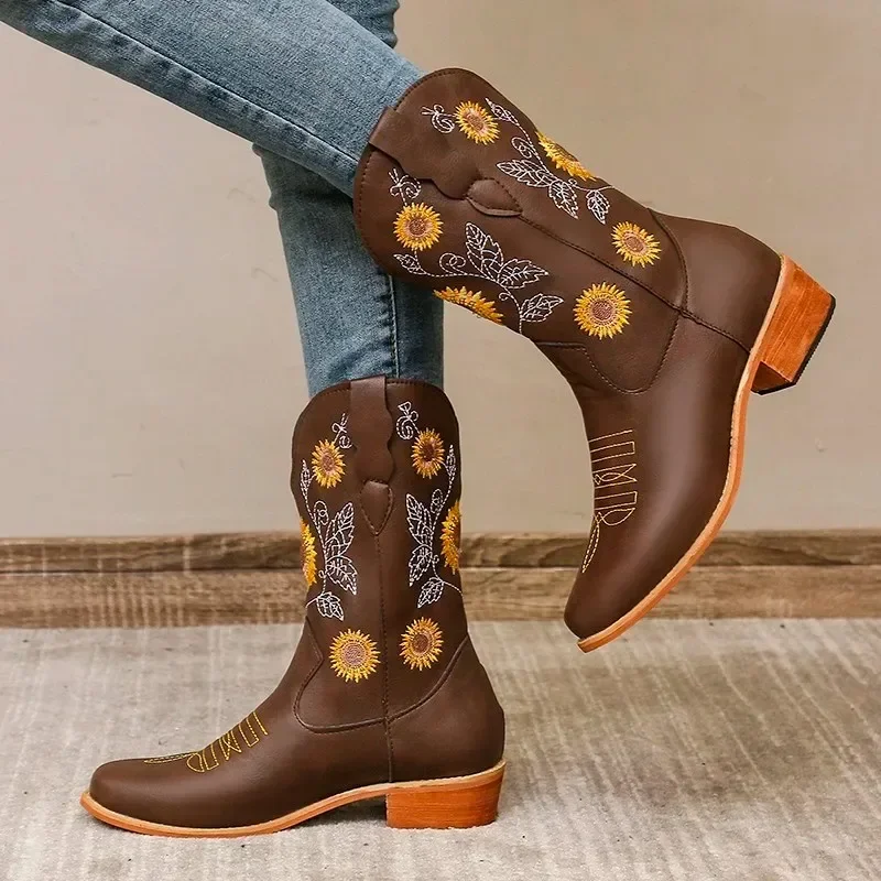 Женские ковбойские сапоги с вышивкой высокие без застежки на квадратном каблуке