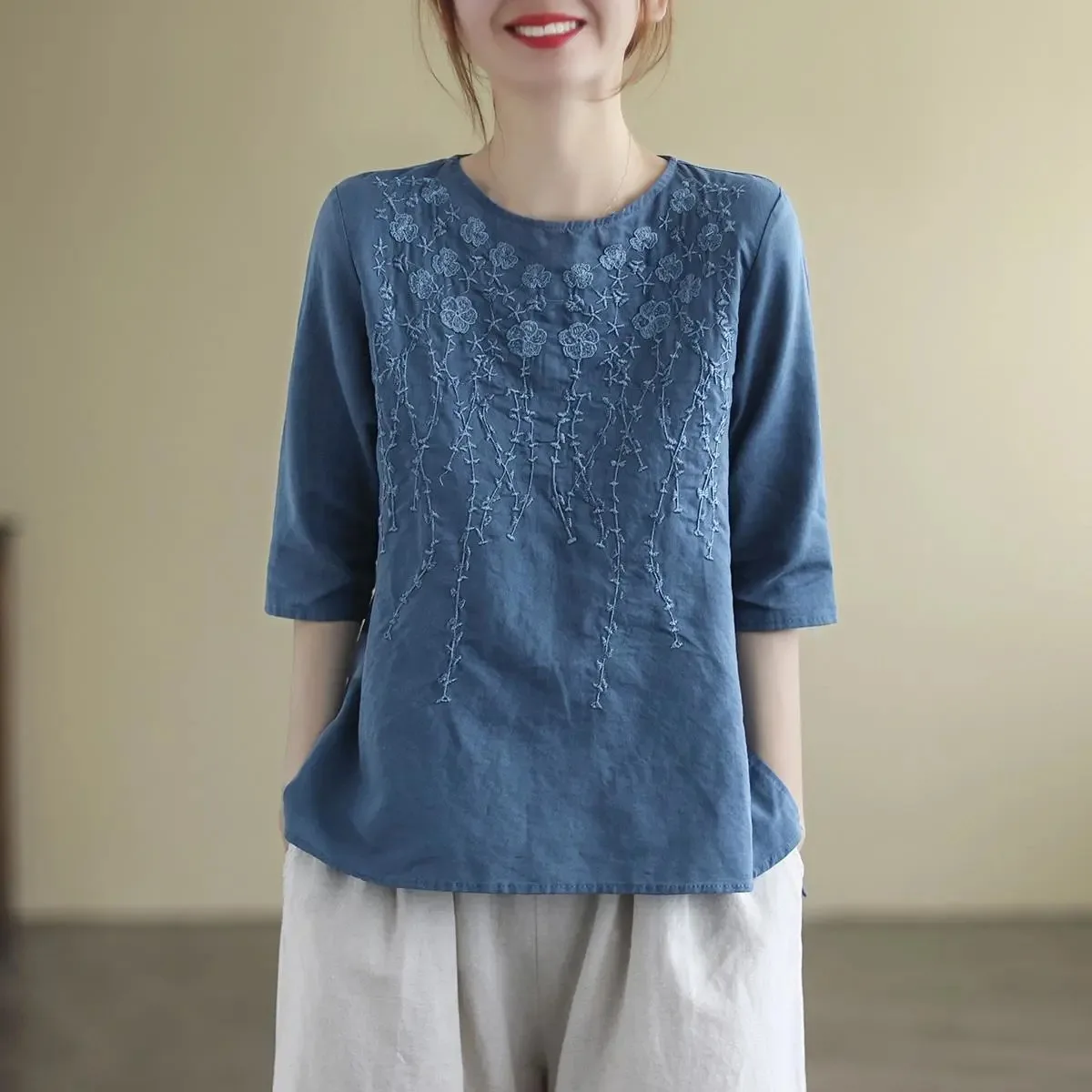 

Literary retro cotton linen solid color three-quarter sleeve t-shirt summer new craft embroidery loose and thin round neck top
