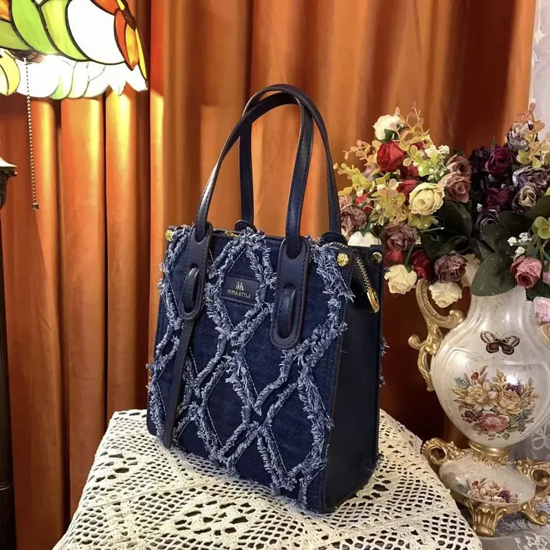 Famous Brand Designer Fashion Women's Large-Capacity Shoulder Tote Bag Letter Embroidery Canvas Portable Trendy Commuter Bag