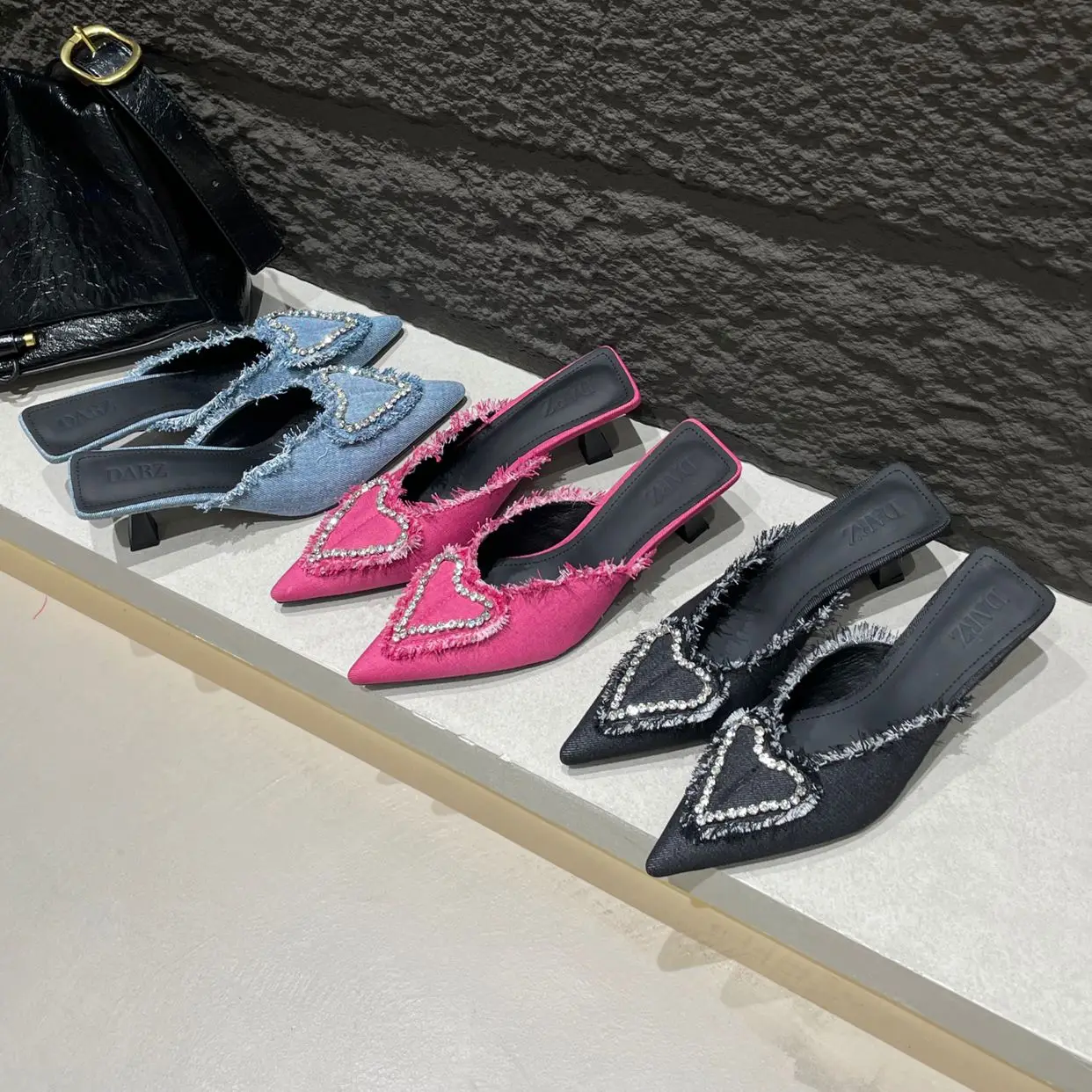 Шлепанцы женские на тонком высоком каблуке заостренный носок без застежки