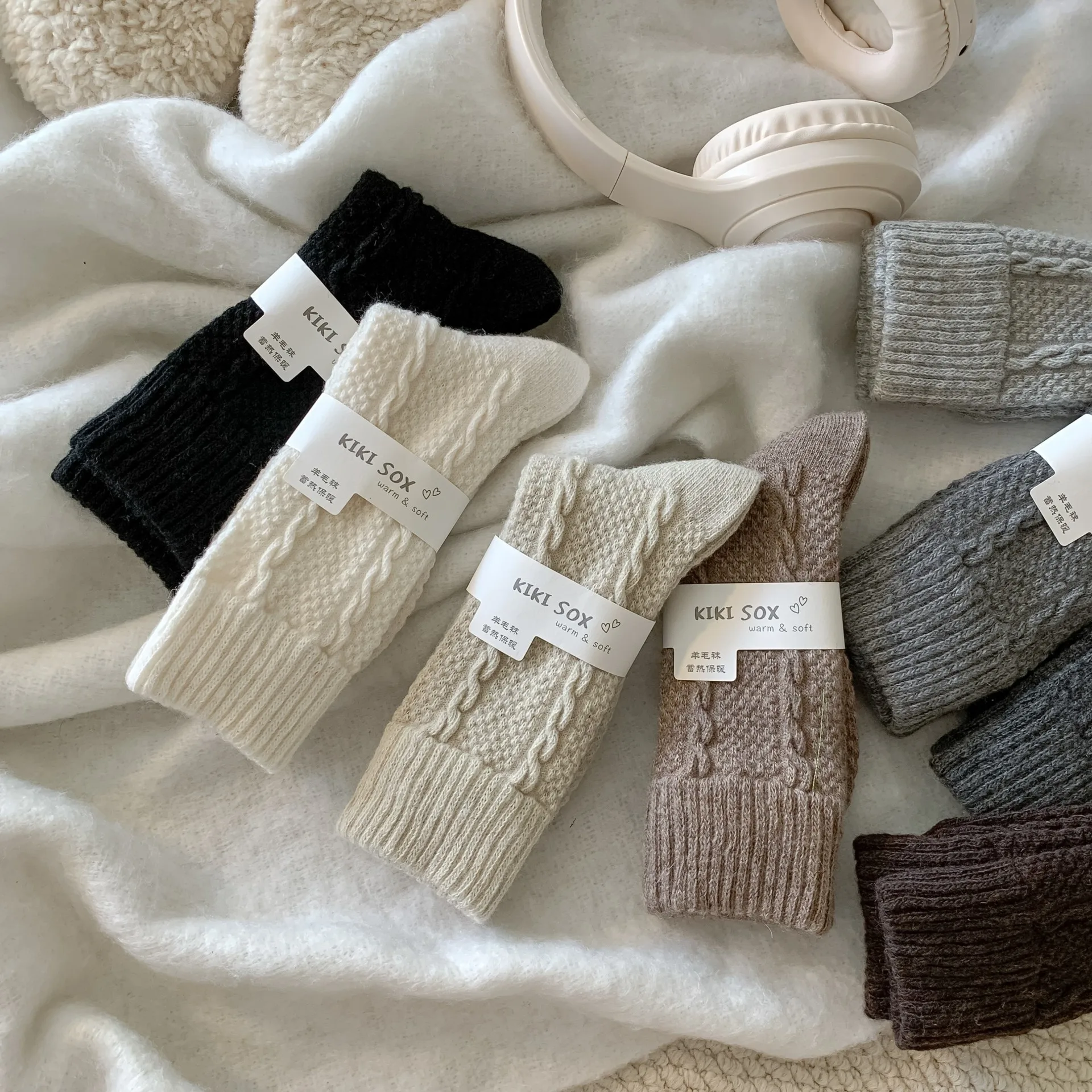 Осенние и зимние шерстяные женские носки простые однотонные средней длины в