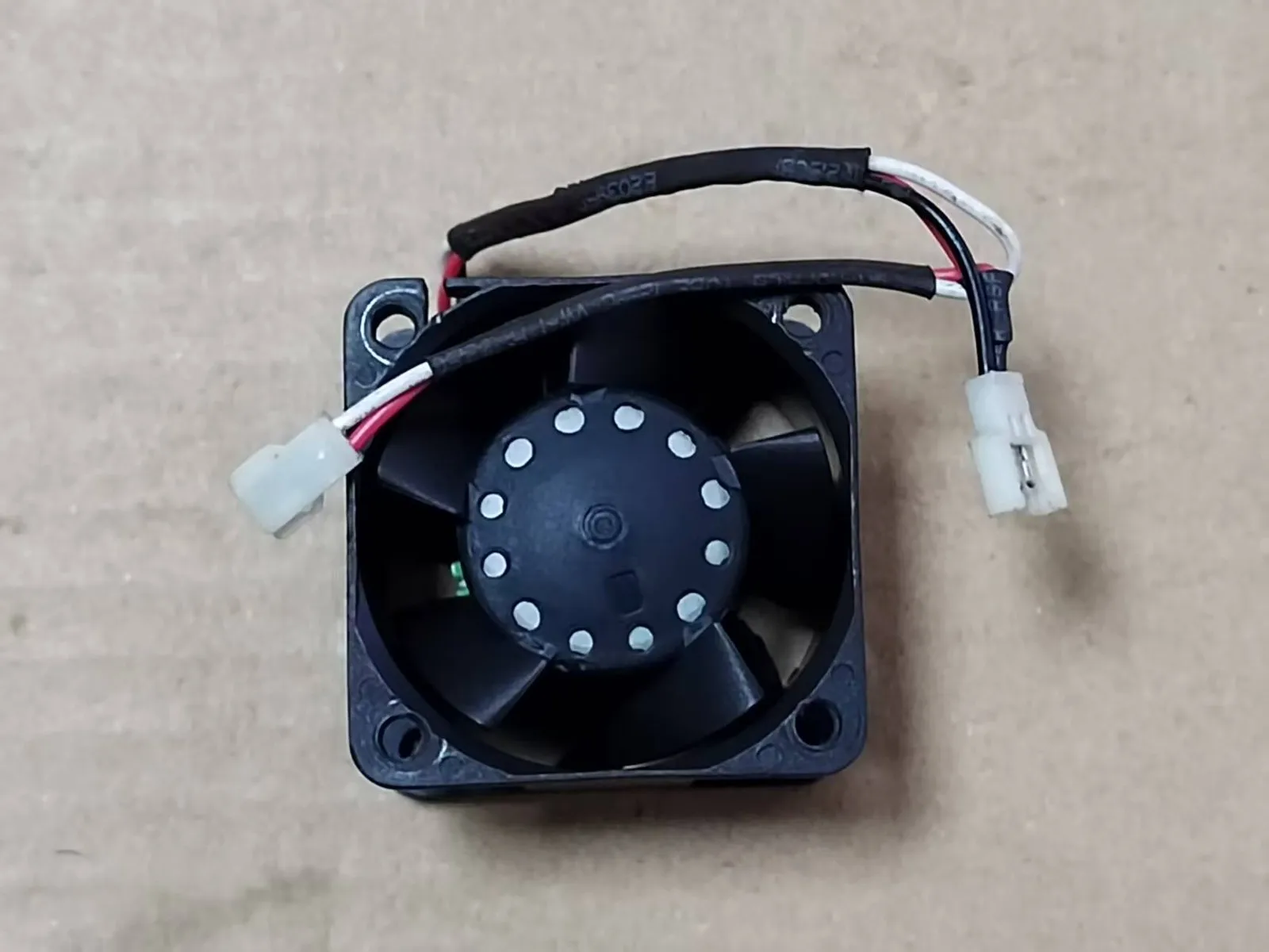 Фото ДЛЯ AVC DB04028B12M S116 4028 DC12V 0.45A 3-проводной охлаждающий вентилятор №2