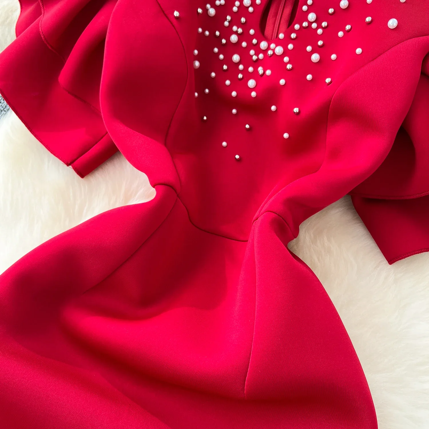 Женское облегающее платье-карандаш с вышивкой бисером и рукавом-бабочкой