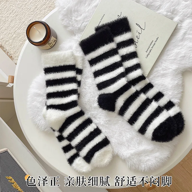

Черно-белые полосатые женские ранние Мягкие плюшевые носки для пола, милые женские носки, корейские модные повседневные зимние носки для взрослых
