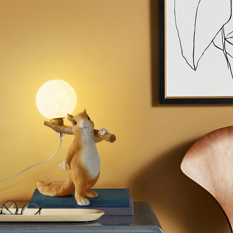 

Настольная лампа в виде мультяшной белки, Скандинавская лампа для гостиной, детской комнаты принцессы, прикроватная лампа, милый декоративный предмет интерьера Netflix