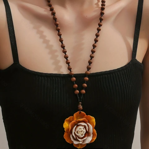 Женское ожерелье из бусин с розовой инкрустацией