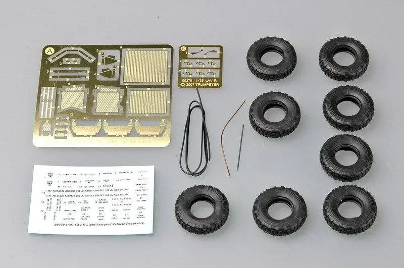 Trumpeter 00370 1/35 USMC LAV-R Легкая бронированная машина для восстановления сборки