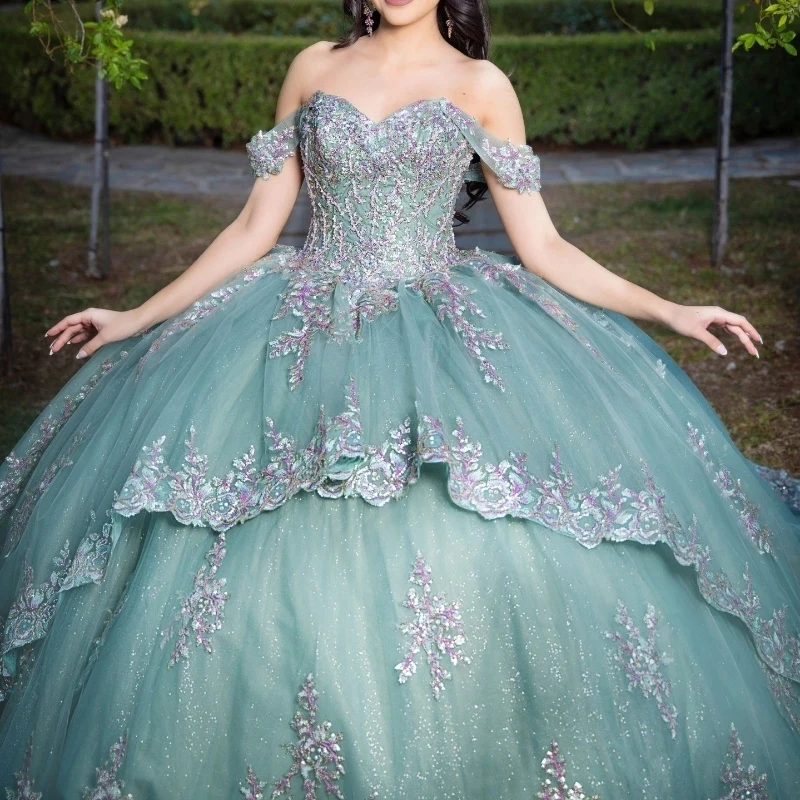 Платье с открытыми плечами и блестками 15-15 лет