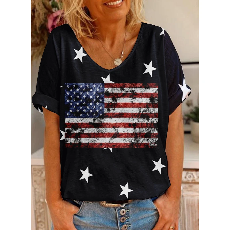 

Женская футболка с коротким рукавом, V-образным вырезом и принтом флага