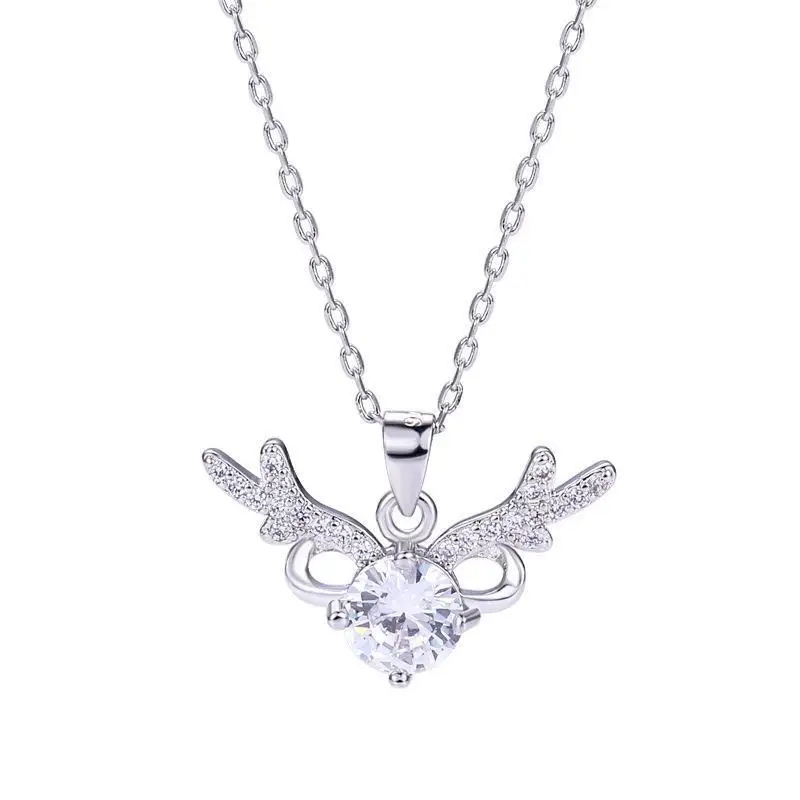 У оленя есть роскошное ожерелье с небольшой толщиной рогов моссановый бриллиант