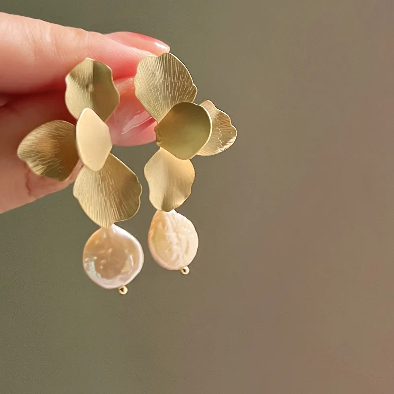 

Женские серьги-подвески в стиле барокко, Винтажные серьги золотого цвета с металлическими лепестками и жемчугом