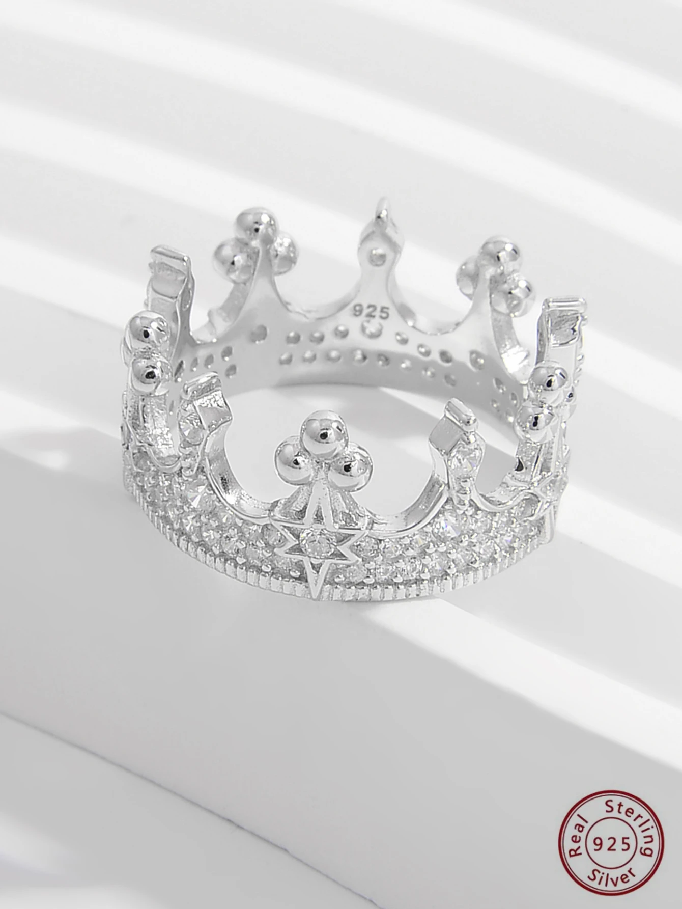 Женское кольцо из серебра 925 пробы с инкрустацией фианитами