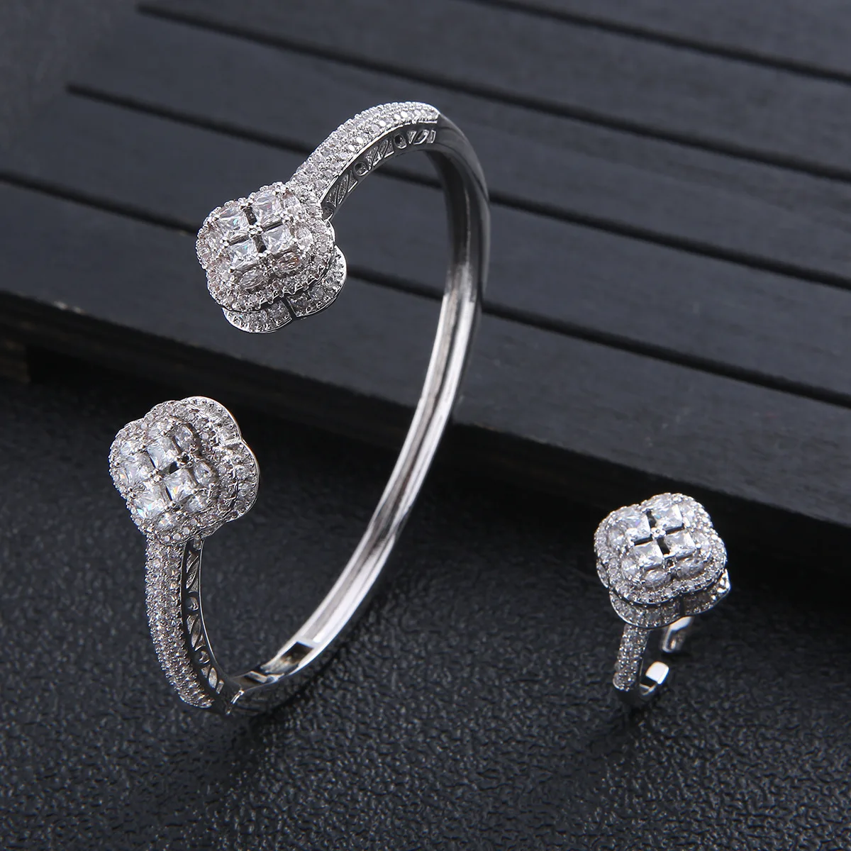 

2023 European Style Brass Plating Full Zirconium Plum Blossom Opening Personalized Bracelet Ring Set Bracelet Wholesale