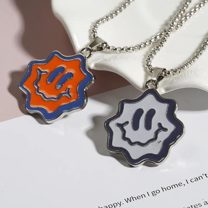 

Fashion Simple Cartoon Double Color Smiley Pendant Necklaces For Men and Women Hip Hop Couple Sweater Chain Jewelry Accessories