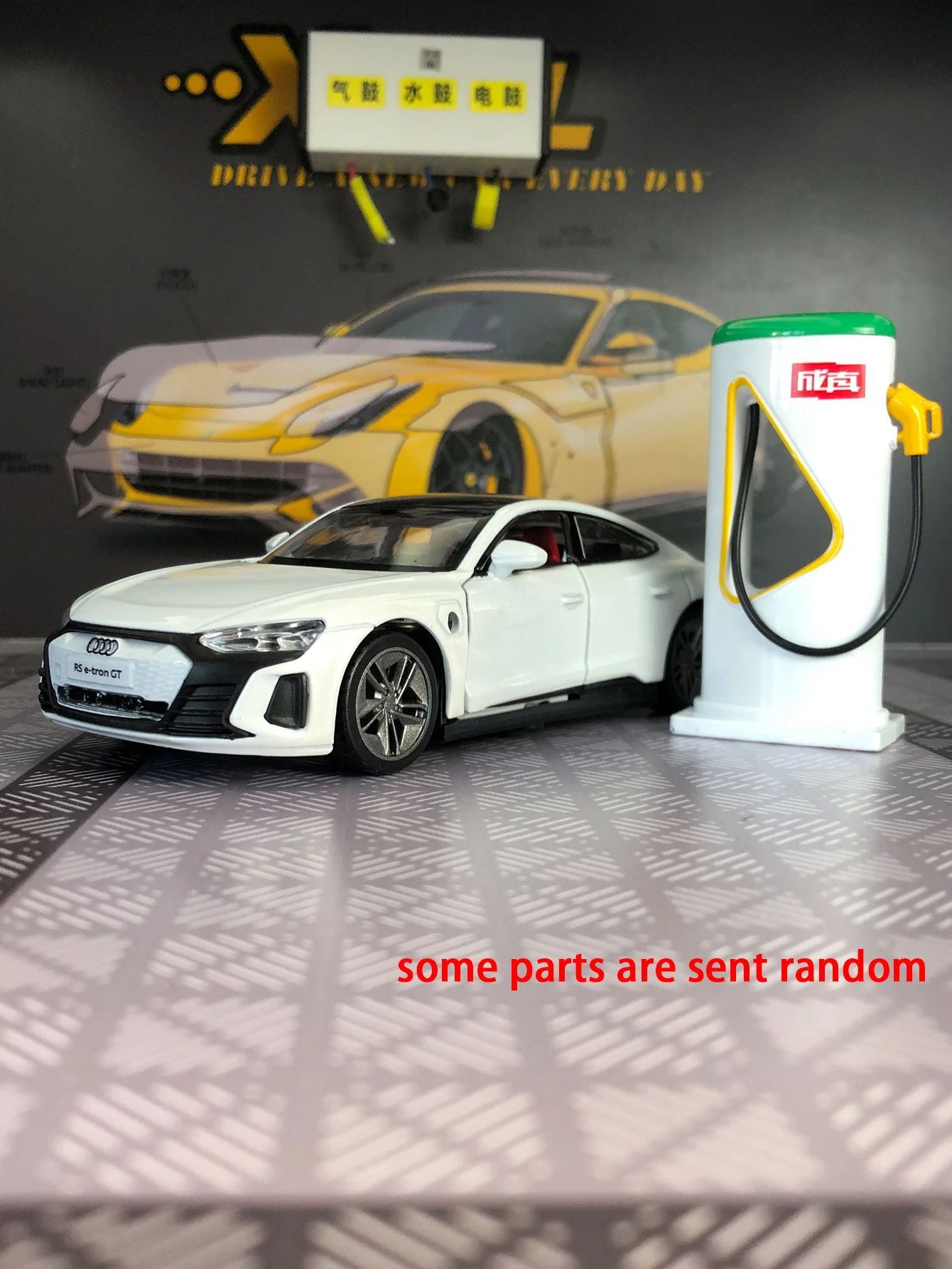Фото Модель автомобиля Audi RS e-tron GT в масштабе 1:36, декор из цинкового сплава, коллекционный подарочный автомобиль. №2
