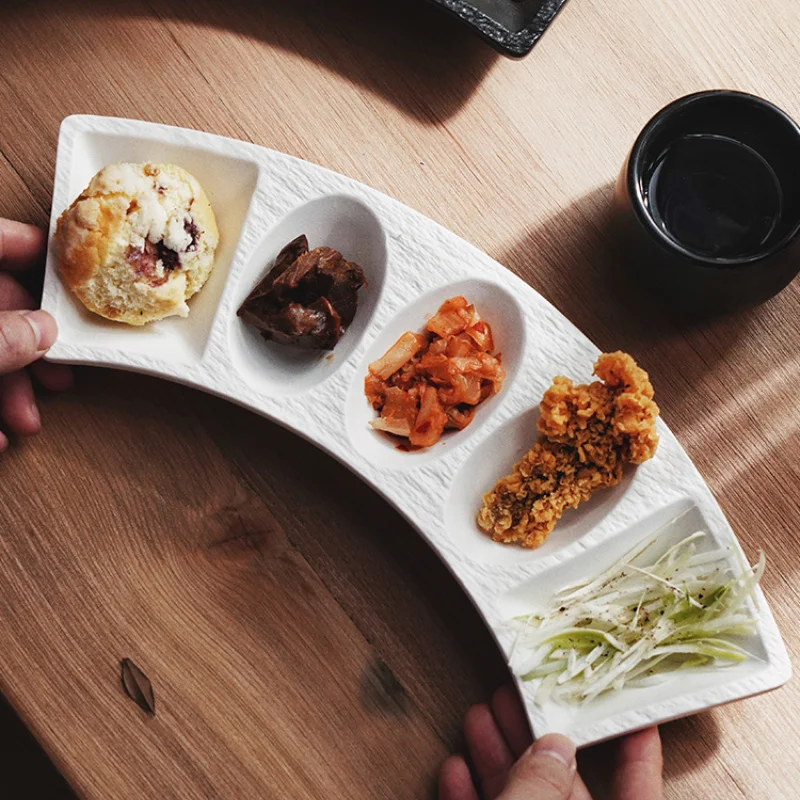 

Japanese-style Ceramic Multi-grid Seasoning Dish Creative Arc Shape Home hotel Sushi Plate Barbecue Dipping Sauce Dish Tableware