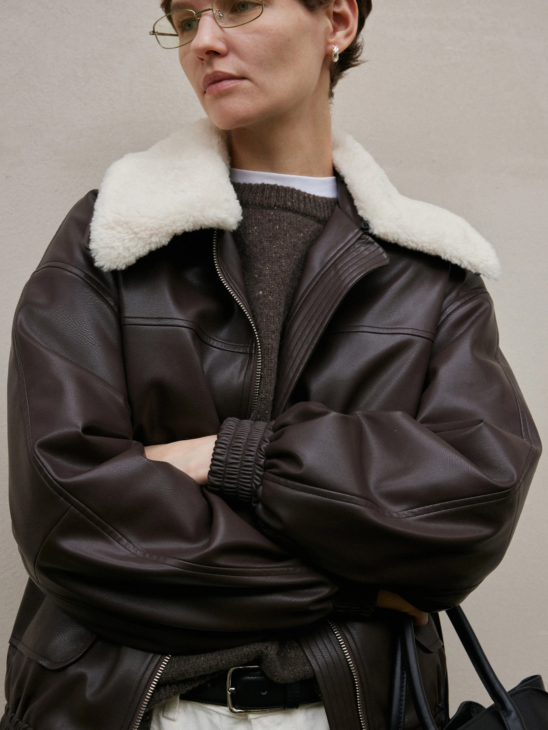 Теплая кожаная куртка с большим меховым воротником в стиле ретро 2024 ранняя весна