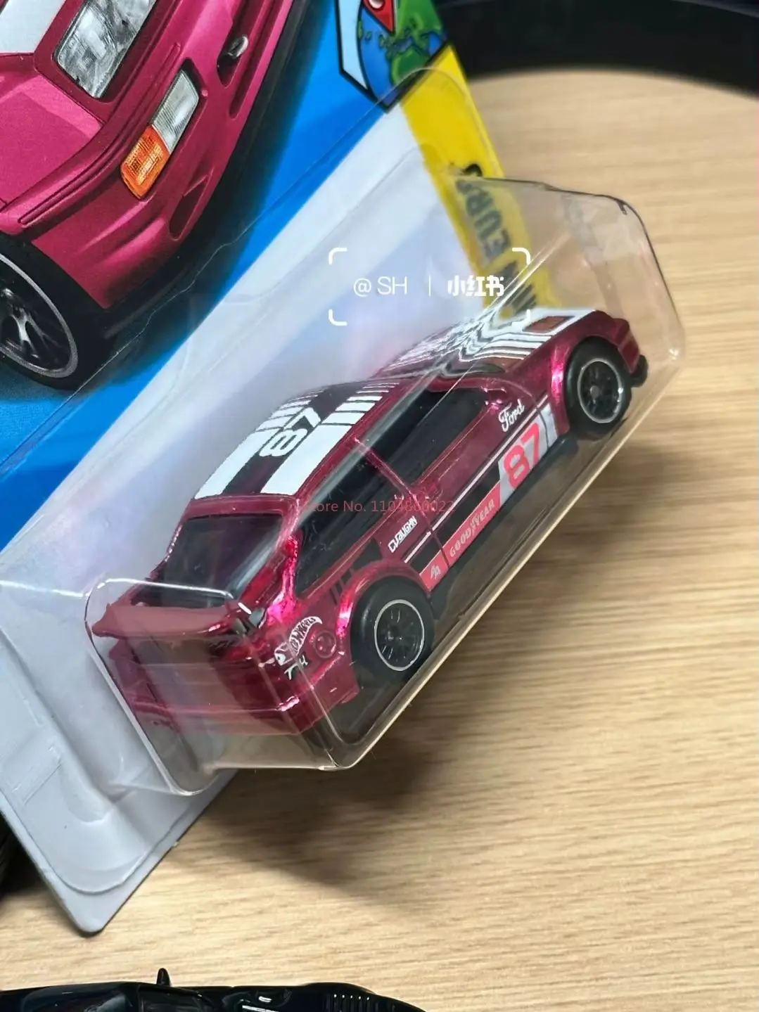 Фото Коллекционная серия Hot Wheels Super Treasure Hunt 2026E: Модель Ford Sierra Cosworth (87) из литого сплава, коллекционные машинки-сюрпризы №5