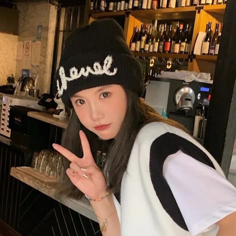 Зимняя вязаная шапка женская изящная шерстяная Ins Интернет-знаменитости в