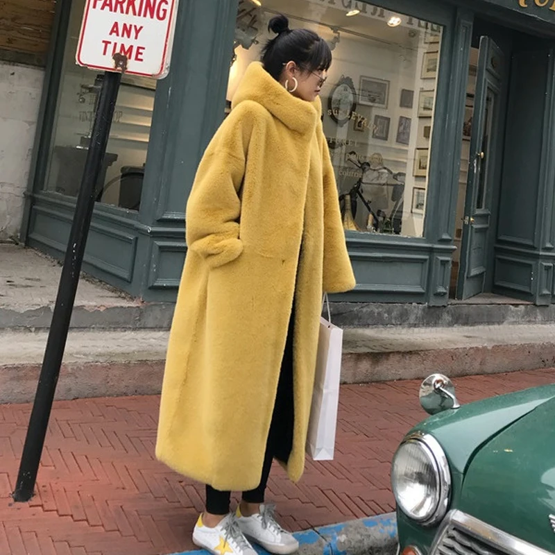 

Новинка Осень-зима 2021 корейское утепленное плюшевое пальто с капюшоном из искусственного меха норки для женщин среднего возраста сохраняю...