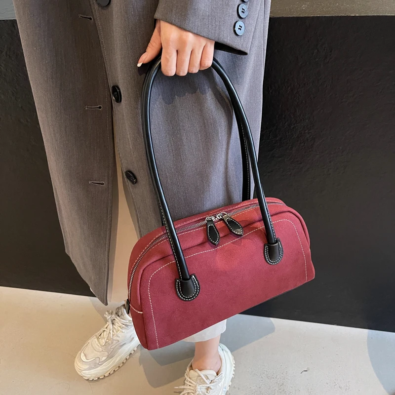 Замшевая сумка-мессенджер на плечо