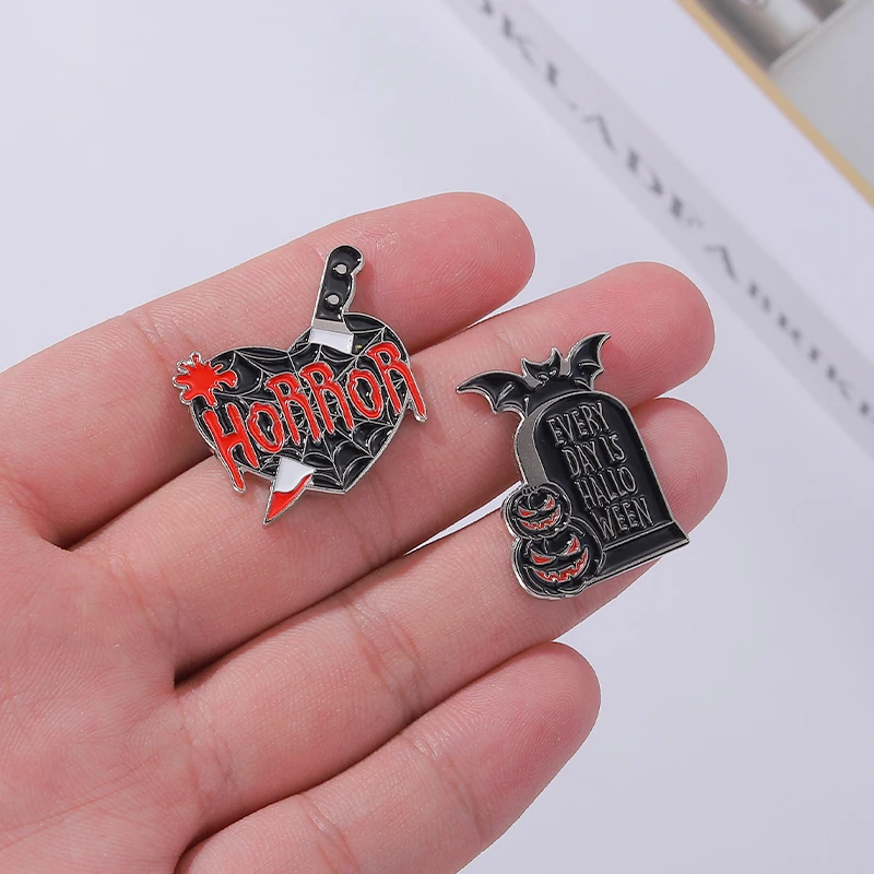 Оптовая цена на каждый день эмалированные заколки Хэллоуин кинжал ведьма книга
