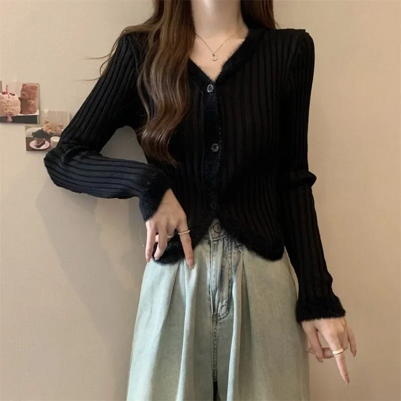 

Женский трикотажный кардиган с длинными рукавами и V-образным вырезом