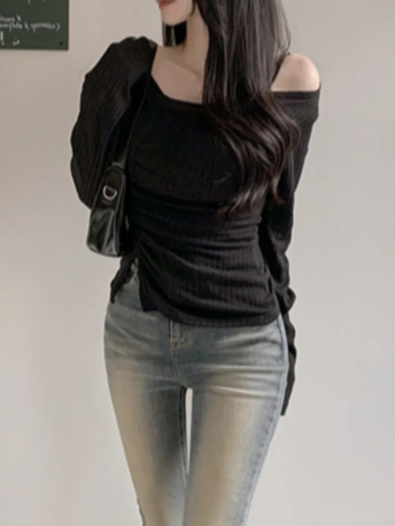 Женский пуловер с воротником-лодочкой открытыми плечами и длинным рукавом